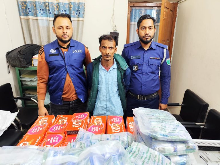 জৈন্তাপুরে চেকপোস্টে ভারতীয় চোরাই পণ্যসহ একজন আটক