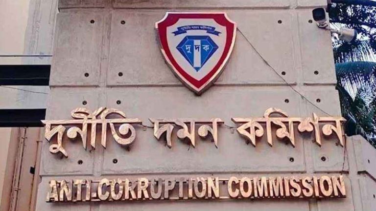দুদক চেয়ারম্যান ও দুই কমিশনারের পদত্যাগ