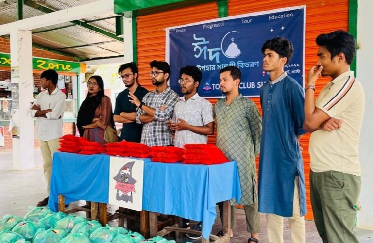 ক্যাম্পাসের সুবিধাবঞ্চিত রিকশা চালকদের মাঝে ‘ট্যুরিস্ট ক্লাব সাস্টে’র ঈদ উপহার বিতরণ
