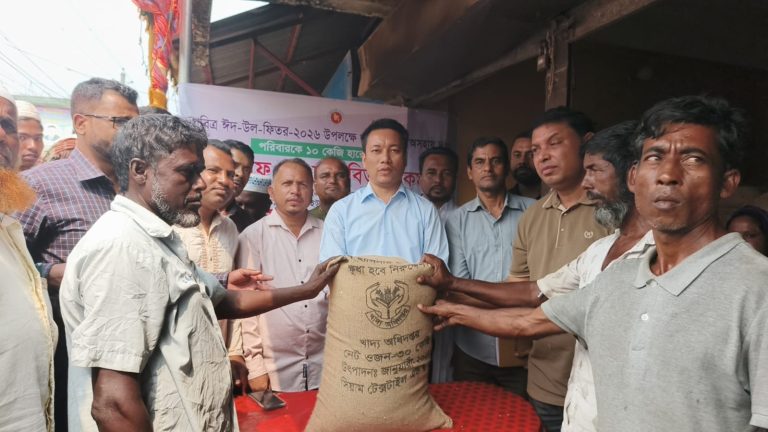 দোয়ারাবাজারে ভিজিএফ কর্মসূচির চাল বিতরণ, উপকৃত ৮০০ অসহায় মানুষ