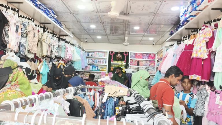 ‎ঈদ কেনাকাটায় ব্যস্ত দোয়ারাবাজারের মানুষ, জমজমাট বাজার
