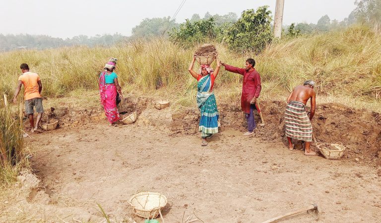 বস্তিতে কঠিন কাজে নিয়োজিত চা বাগানের বেকার নারী শ্রমিকরা
