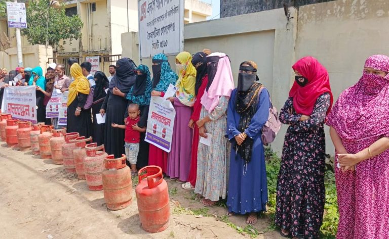 গোলাপগঞ্জে এলপিজি গ্যাস প্লান থেকে সরকারি মূল্যে সিলিন্ডার না পাওয়ার প্রতিবাদে মানববন্ধন