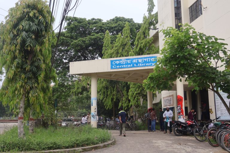 লাইব্রেরিতে বই আছে, ওয়েবসাইটে শূন্য: পরীক্ষার মৌসুমে চরম ভোগান্তিতে শিক্ষার্থীরা